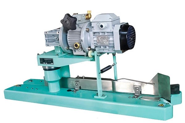 Устройство подгиба и протяжки мешков с удлиненным ленточным механизмом