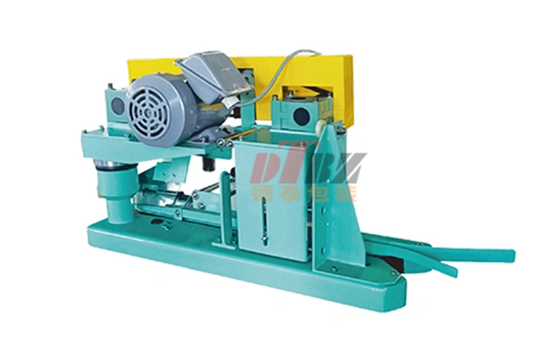 Устройство подгиба и протяжки мешков с обрезкой кромки