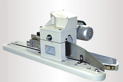 Устройство подгиба и протяжки мешков с резиновой планкой