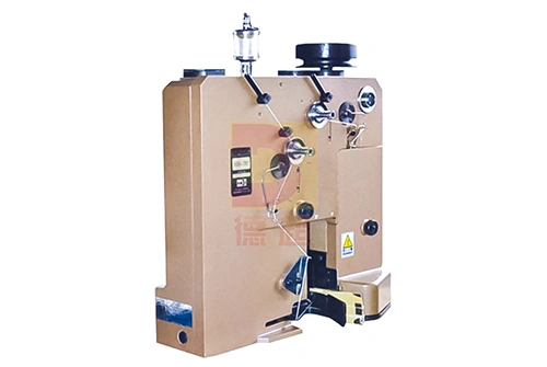 Мешкозашивочная головка непрерывного действия с устройством обрезки крепированной ленты (одноигольного двухниточного цепного стежка)